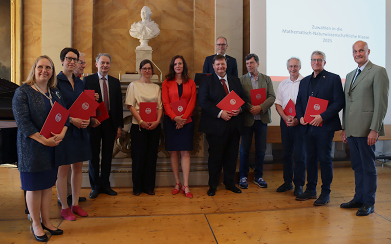 Neu in die Niedersächsische Akademie der Wissenschaften zu Göttingen aufgenommene Mitglieder bei der Übergabe der Urkunden in der Aula der Universität Göttingen